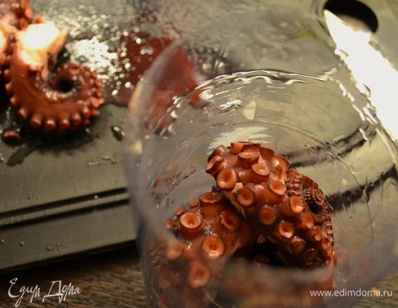 Уложить осьминога в бутылку, стараясь складывать кусочки как можно плотнее. 