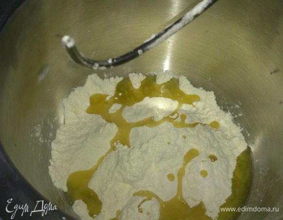 Просеять в миску муку с солью, влить масло и, замешивая тесто, добавить воду по одной ложке. Воды нужно столько, чтобы тесто стало гладким и эластичным.