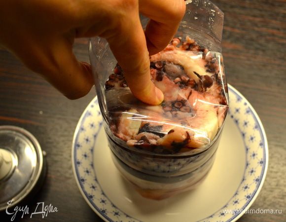 Надрезать стенки бутылки и сложить их внутрь, прикрывая тем самым осьминога. Завернуть в пищевую пленку и убрать в морозилку минимум на 6 часов. (можно хранить в морозилке осьминога таким образом намного дольше...)