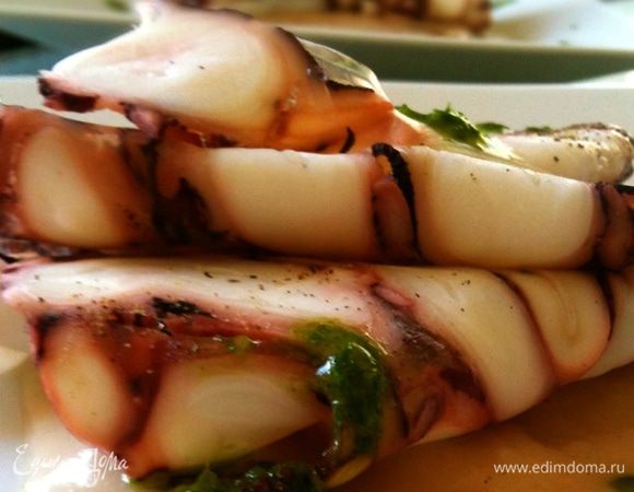 Перед подачей достать из морозилки и дать немного постоять. Затем достать из бутылки (если потребуется, разрезать ее и снять) и нарезать как можно тоньше, наподобие карпаччо.