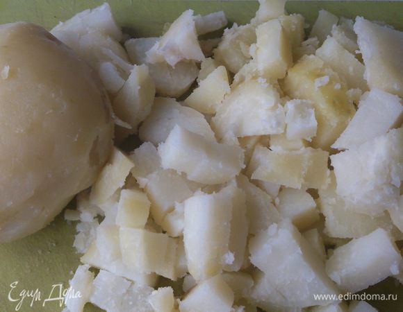 Картофель отварить в кожуре до готовности, остудить и нарезать кубиками около 1 см.