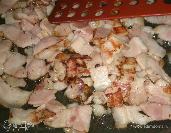 Нарезать бекон тонкими полосками и обжарить на сухой сковороде до золотистого цвета.