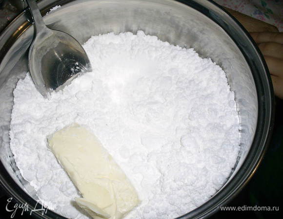 Смешайте в кастрюле молоко, пудру и масло.