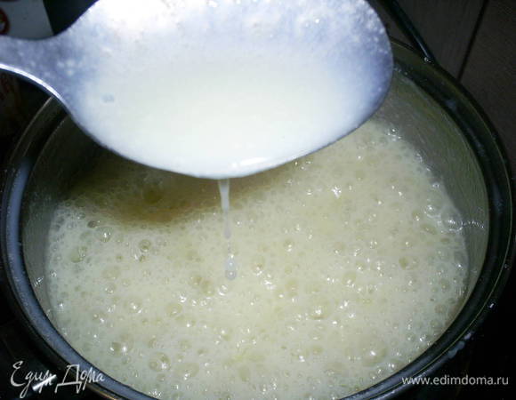 Выключите огонь и поставьте кастрюлю в емкость с холодной водой. Сначала сгущенка жидкая, не пугайтесь, после остывания она сильно загустеет.