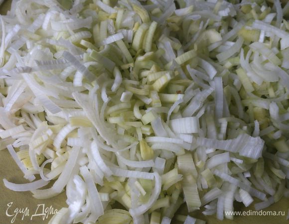 Лук разрезать пополам и нарезать полукольцами.