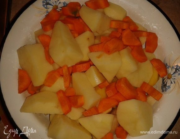 Нарезать крупно картошку, морковь.