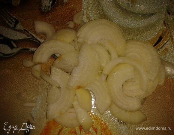 Нарезать лук.