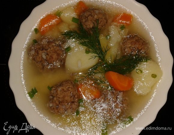 В кастрюлю добавить 1/2 стакана риса, картошку, морковь, лук ,соль,  перец по вкусу. Варить  еще 30 минут.
Подавать суп с добавлением мелко нарезанного укропа.