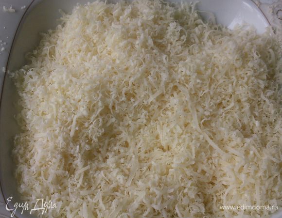 Сыр натереть на мелкой терке.