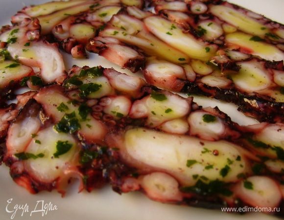 Для соуса смешать вместе все ингредиенты и полить заправкой осьминога!
Et Voila'!...... )))))