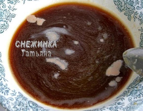 В квасе комнатной температуры разводим дрожжи, добавив мёд. 