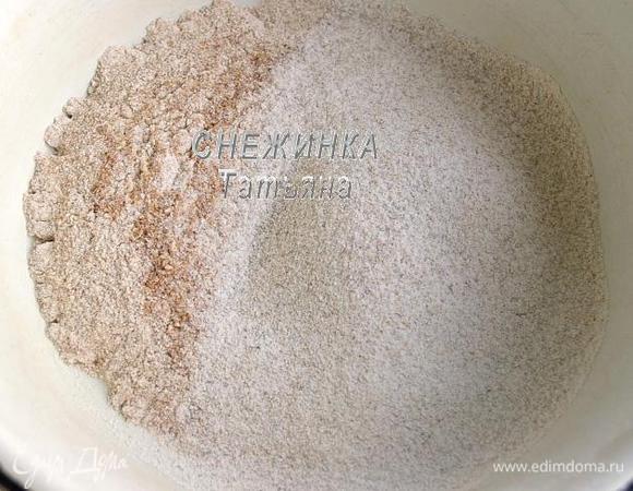 В миску для вымешивания теста насыпаем цельнозерновую муку, просеиваем ржаную муку. Добавляем соль, перемешиваем.