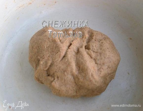 Вливаем разведённые дрожжи, перемешиваем. Постепенно просеиваем пшеничную муку, замешиваем тесто, в конце добавляем растительное (оливковое масло). Тесто остаётся достаточно мягким, но к рукам не липнет, я бы сказала «на грани» того, чтобы прилипать. Месим тесто 5-10 минут. 