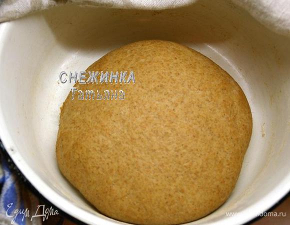 Шар теста кладём в миску, прикрываем полотенцем и оставляем в тёплом месте для подъёма минимум на 2 часа. У меня тесто стояло 3 часа. Обминаем и снова оставляем подняться на 45 минут – 1 час.