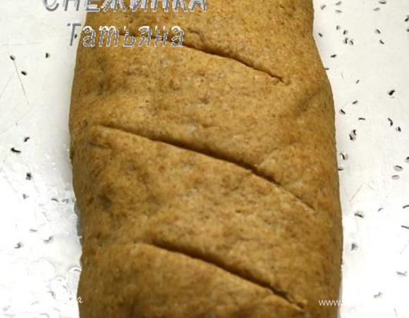 Сворачиваем, формируя батон. Кладём на противень, смазанный маслом. Прикрываем полотенцем и оставляем на расстойку на 40 минут. Затем делаем диагональные надрезы.