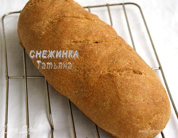 Духовку разогреваем до 250С. Отправляем хлеб в духовку, сбрызнув стенки духовки водой. Через 5 минут температуру уменьшаем до 230С и выпекаем ещё около 15 минут. Поскольку у меня температура не выставляется в духовке, я её разогрела до 230С, подержала хлеб 5 минут на среднем огне, а затем сделала маленький огонь и допекала. Остужаем готовый хлебушек на решётке.