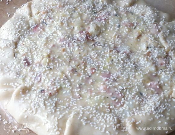 Посыпать кунжутом и выпекать в разогретой до 180°C 40 минут.