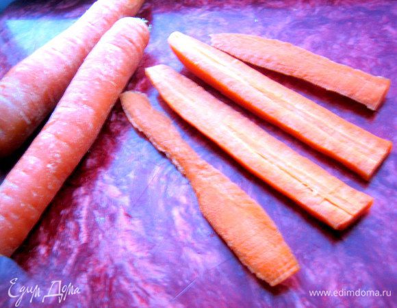 И снова морковка! Почистим,разрежем на тонкие ломтики для начала.