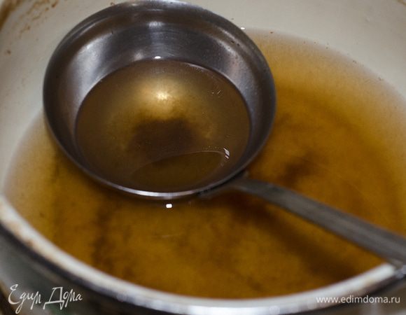 Готовим рассол: воду поставить на огонь, как закипит добавить сахар и специи. Кипятим 5 минут и добавляем уксус. Оставить на огне еще на пару минут.