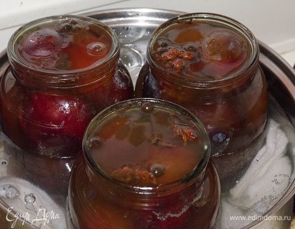 Стерилизуем банки и крышки. Уложить сливы в банки. Получается 3 банки объемом 1 л.
В большую кастрюлю наливаем воды чтобы покрывала 1/2 банок и ставим на огонь. На дно кастрюли кладем полотенце, опускаем банки и заливаем их рассолом. Когда вода закипит накрываем крышками и придавливаем крышкой кастрюли. Оставляем на 15-20 мин (если у вас литровые банки). Закатываем банки и все готово!