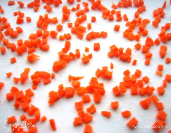 Убираем под потолок (из-за кошек!) на шкаф и каждый день снимаем (или просим мужа!),чтобы пошевелить кусочки. Они быстро будут скукоживаться и уменьшаться сильно в размере,что позволит большой объём овощей уместить в маленькую баночку для хранения!