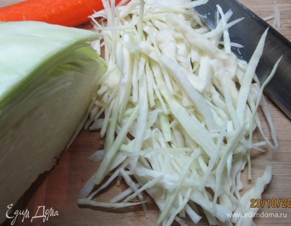 Для заготовки подойдет не каждая капуста. Нужно брать осенние, самые поздние сорта: Белорусская, Слава. 
Капусту освобождаем от верхних листьев, разрезаем пополам, удаляем кочерыжку. Шинкуем. Причем есть мнение, что необязательно шинковать ее мелко, чем крупнее капуста порезана для закваски, тем больше полезных веществ в ней будет.
