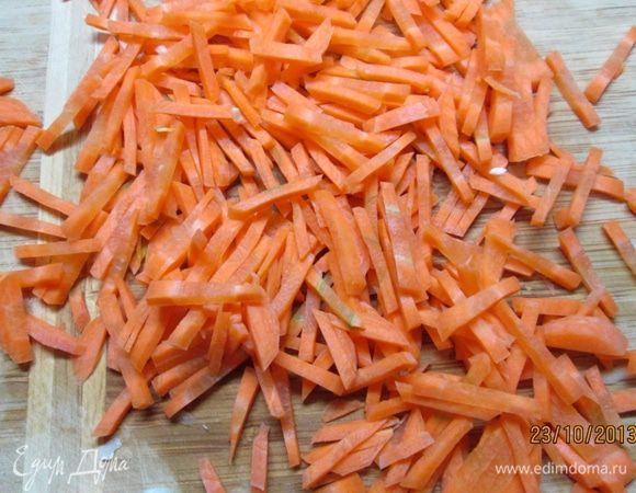 Морковь очистить, натереть на терке. 
Вымыть клюкву.
