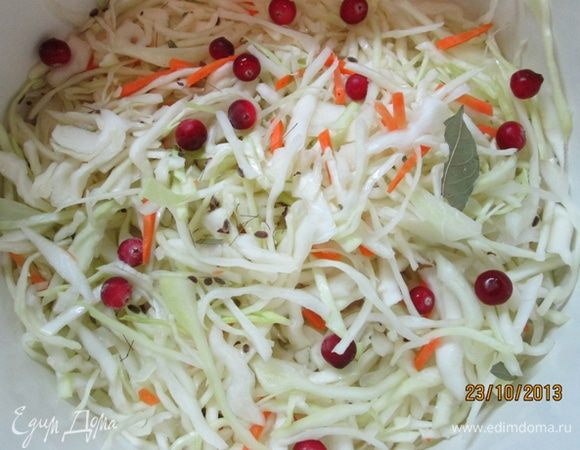 Рубленные овощи уложить в эмалированную кастрюлю, посыпать сахаром, солью, семенами укропа, поперчить немного и помять до появления сока.
Добавить лавровый лист и клюкву.
