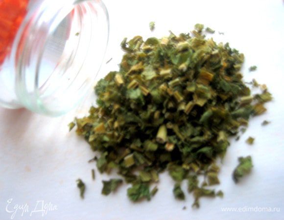 С петрушкой всё гораздо быстрее,высохла за сутки в измельчённом виде!