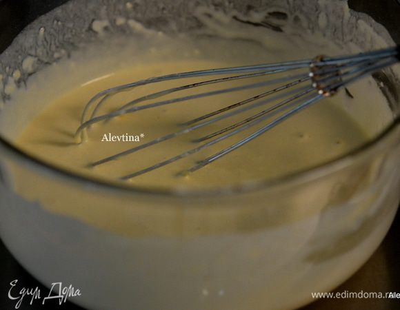 Разогреть духовку до 210 гр. Смешать в емкости сахар, мука, разрыхлитель, соль. Молоко отдельно смешать с уксусом и дать постоять минуту. Добавить яйца, ванилин, растопленное масло. Перемешать. Вылить в сухие ингредиенты и опять хорошо перемешать.