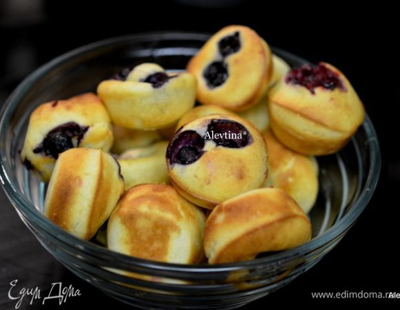 Поставить в духовку на 10 мин. или до румяности. Дать остыть слегка в форме и затем вытряхнуть из формочек.
