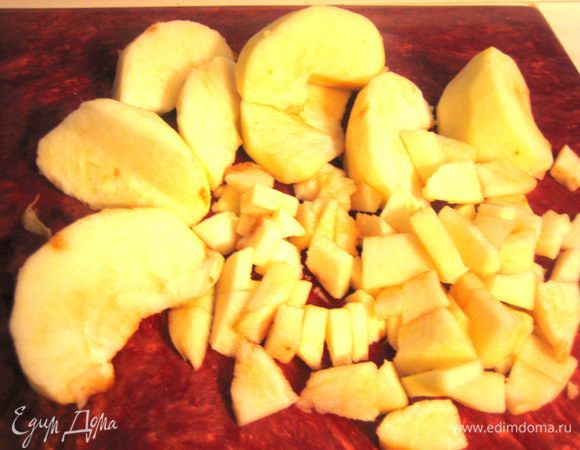 Яблоки очищаем и быстро (чтобы не потемнели!) крошим на кусочки.