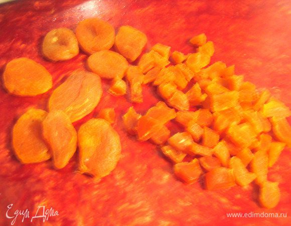 Курагу моем,отжимаем и тоже измельчаем, но в меру.