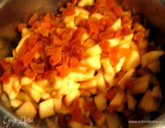 Складываем в кастрюльку, добавив немного воды.