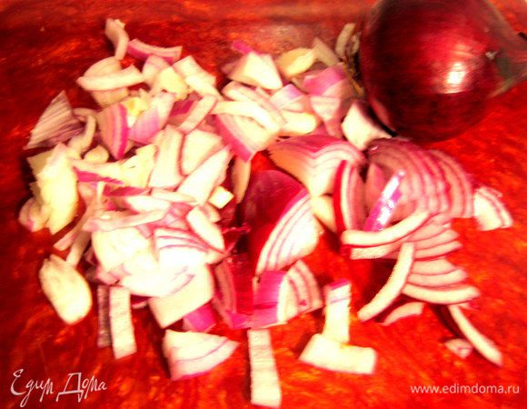 Лук можно заменить обычным, но красный здесь прямо в тему)))