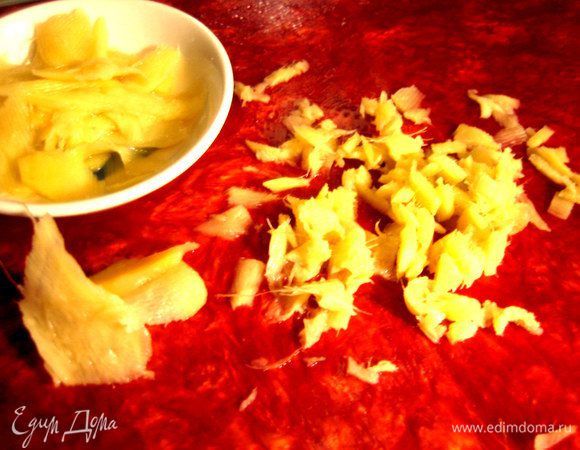 Имбирь я взяла только недавно замаринованный http://www.edimdoma.ru/retsepty/60244-marinovannyy-imbir...Тоже измельчить!