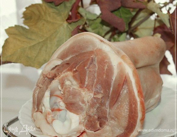 … произошло сегодня интересное событие. Вспомнилось мне, отчего-то одно застолье. В один из моих приездов в отпуск в Союз (да-да … это я про те времена, когда на дворе был еще Союз…), зашли мы с друзьями в «Арагви». Если кто не знает что это такое, я объяснять не стану. Мне кажется это бесполезный труд рассказывать, что это такое было в начале восьмидесятых. 
Так вот, если не расподробниваться, вспомнились мне тамошние «Арагвийские» цыплята табака. И так, знаете, захотелось похрустеть этой зажаристо ароматной птичкой, что аж…!!! Что поделать? Пережитки проклятого современными либераст – демократами прошлого. 
Вот это желание и привело меня в лавку в одной из деревень, которые вокруг нашего пруда расположены. Цыплят то я купил, но об этом будет другая история. Но в лавке углядел я помимо прочего вот такую прелестную, свежайшую рульку. Поросячью. И цена…, в общем смех один. Как было мимо пройти? Правильно! Невозможно.
Дома, конечно, первым делом рульку немного отмочил в воде подсоленной, вымыл, почистил. Вот она какая стала.
