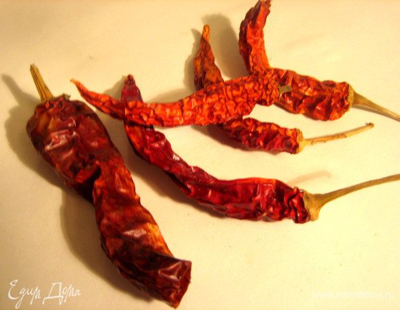 От чили отщипываем кусочек в разумных пределах и крошим мелко, не забыв потом помыть доску после него)))