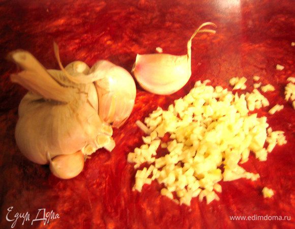 Чеснока измельчила 2 пузатых зубчика...