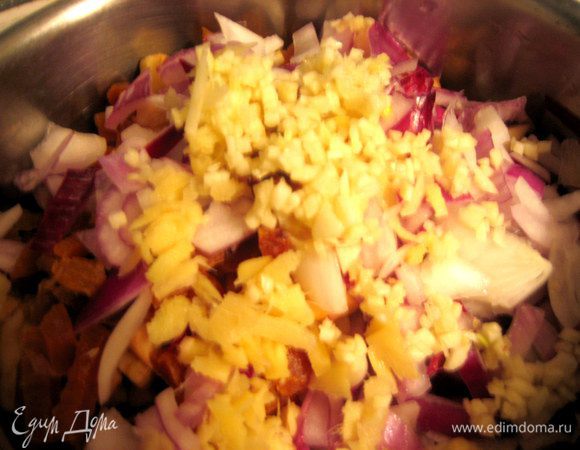 Высыпаем чеснок тоже...