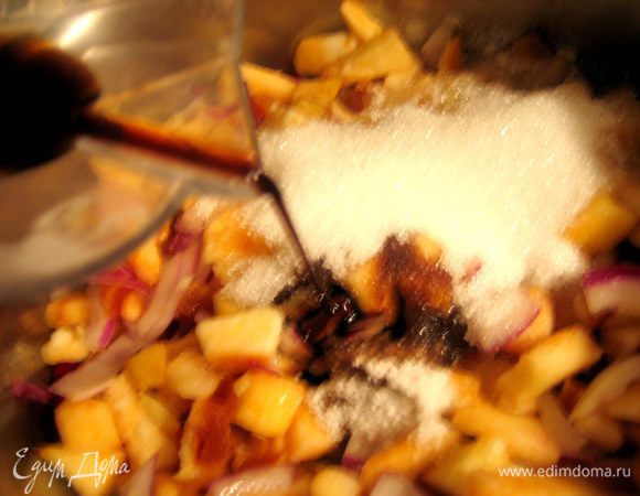 Вливаем уксус бальзамический.