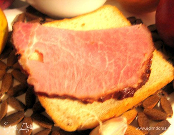 Подаём к мясу,дичи,птице,колбаскам,купатам...Но я взяла ломоть тостерного хлеба,кусок постной ветчины...