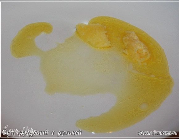 Кинул на сковороду немного коровьего топленного масла, растопил его, разогрел немного. Но без фанатизма.