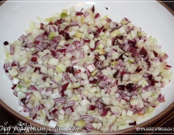 И уж потом только лук на сковороду и выложил.