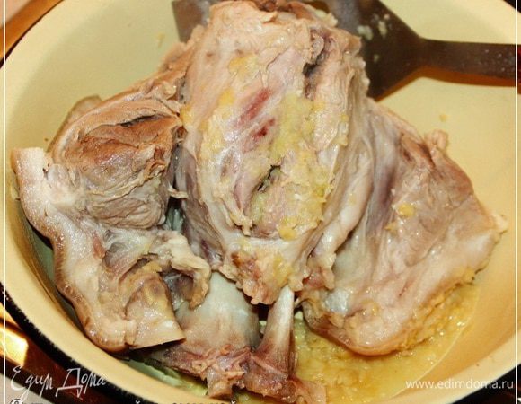 Вынул из кастрюли рульку, вон она как разварилась-утомилась хорошо.