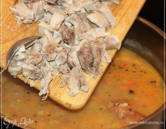 Рульку разделать. Мясо отделить, жир с кожей убрать. Полезное же составляющее порезать на кусочки для употребления удобные, а потом снова в кастрюлю отправить.