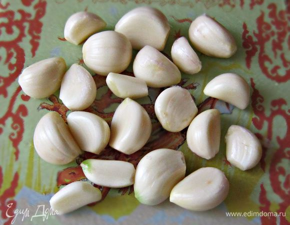 Очистить чеснок.