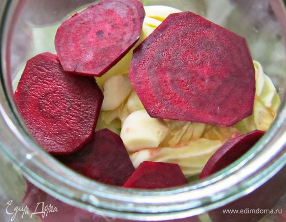 Укладываем капусту в 3л банку, перекладывая кружочками свеклы и дольками чеснока. Сверху - положить свеклу.