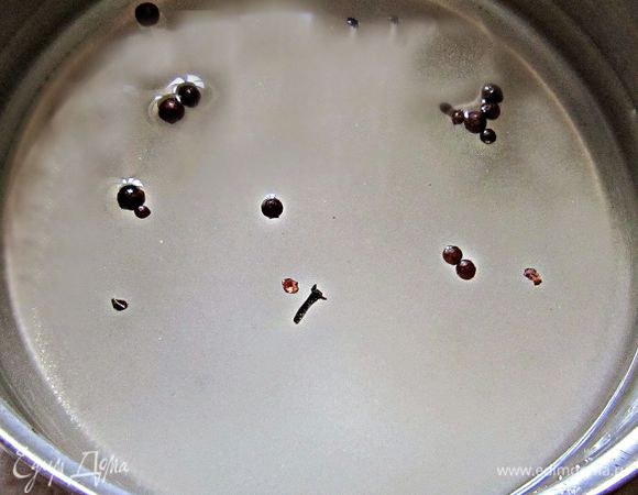 Приготовить рассол. Для этого в воду добавить соль, сахар, перец, гвоздику, лавровый лист. Прокипятить в течение 10мин. Попробуйте рассол на вкус. Если необходимо, добавьте соль, сахар по вкусу и ещё раз прокипятите.
Затем влить уксус и остудить. 