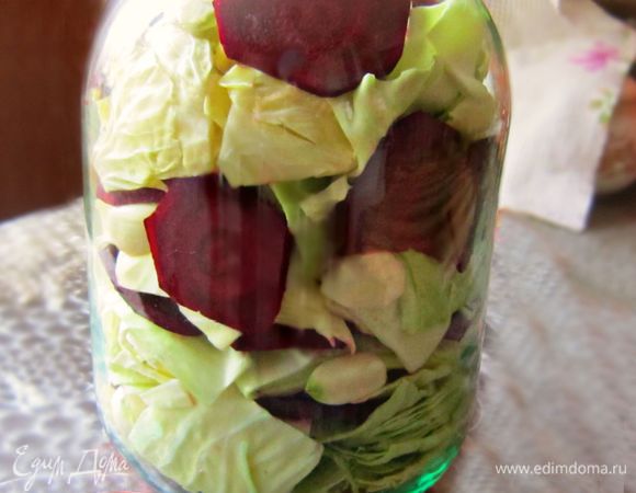 Капусту залить рассолом. Через пару дней капуста даст сок, и рассол практически полностью покроет капусту (капусту немного можно утрамбовать). Банку с капустой следует держать в тёплом месте (при комнатной температуре) 3-4 дня, а затем - 2 дня на холоде. По истечение этого времени капуста готова! Хранить капусточку необходимо в холодильнике. 